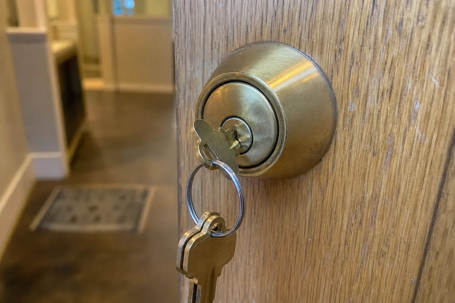 Euro cylinder lock and new keys during a rekey